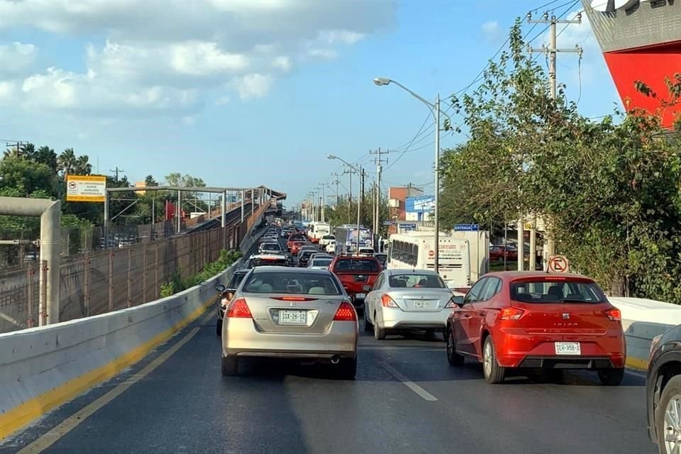 Un embotellamiento genera caos para llegar al Estadio Universitario.