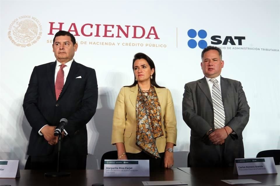 En la conferencia estuvieron presentes Santiago Nieto, jefe de la UIF, y  Margarita Ríos Farjat, jefa del SAT.