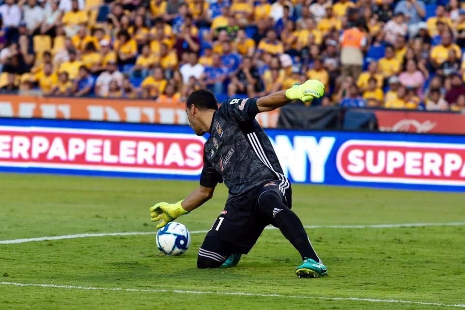Nahuel Guzmán tapó una clara de la ofensiva del Puebla, al minuto 21, pero nada pudo hacer en el tanto de Cavalini.