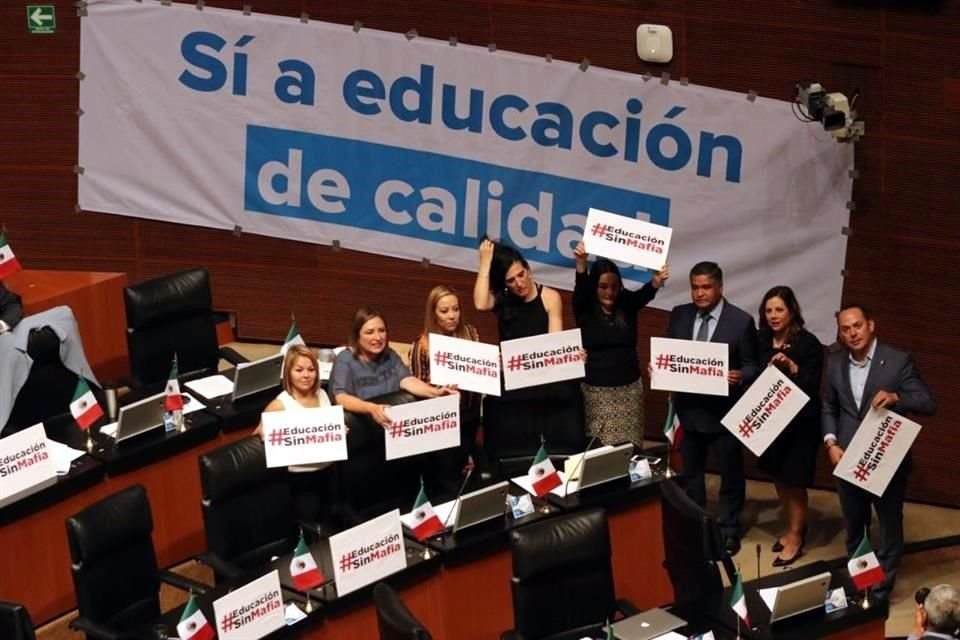 Protestas de la Oposición durante el debate de las leyes educativas.