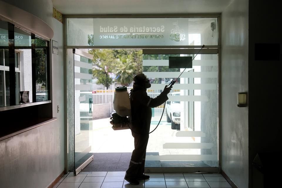 La SSJ señaló que el 68 por ciento de los casos de dengue en Jalisco se han concentrado en los municipios de Guadalajara, con mil 227 casos; Zapopan, con 547; Tonalá, con 313 y Tlaquepaque 228.