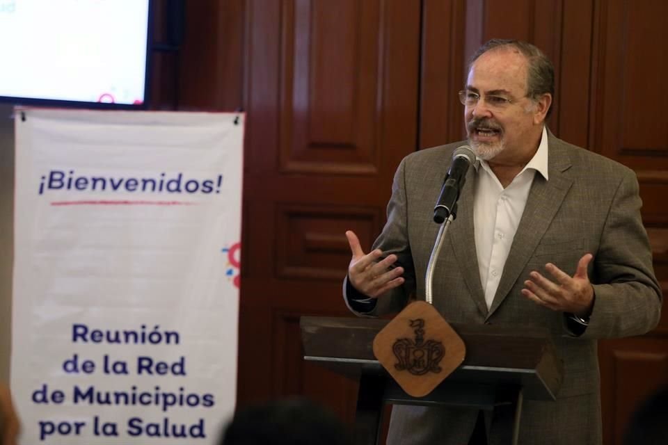 Fernando Petersen Aranguren  confirmó los casos de dengue en Jalisco.