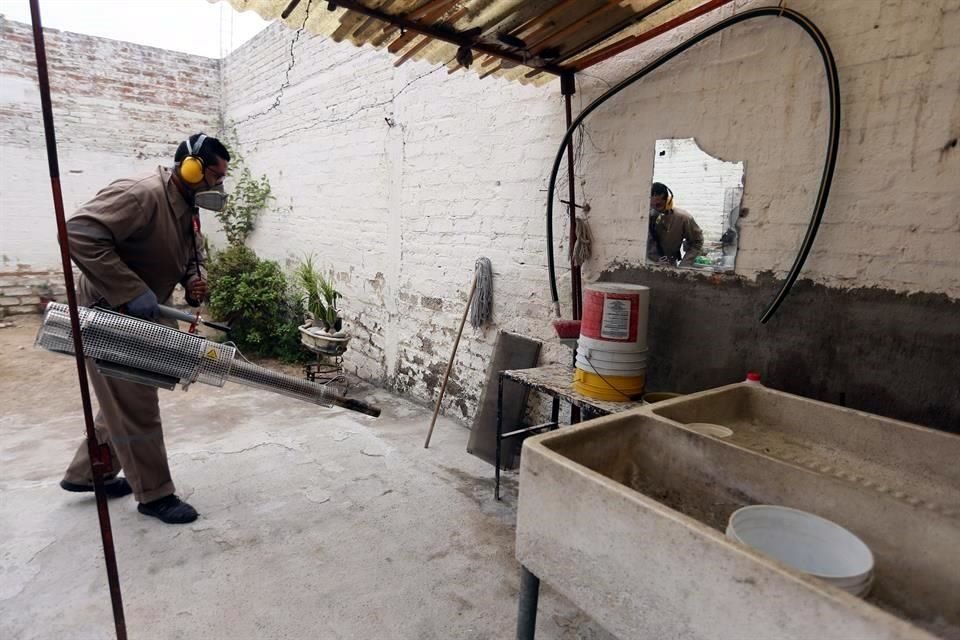 Personal de la SSJ y brigadistas realizan nebulizaciones contra mosquitos en la Colonia Huentitán.