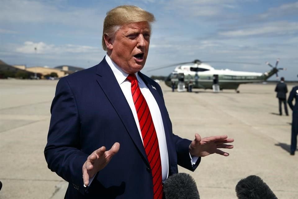 Trump habló en privado durante un evento con miembros de su personal y amagó con castigar a las fuentes del informante.