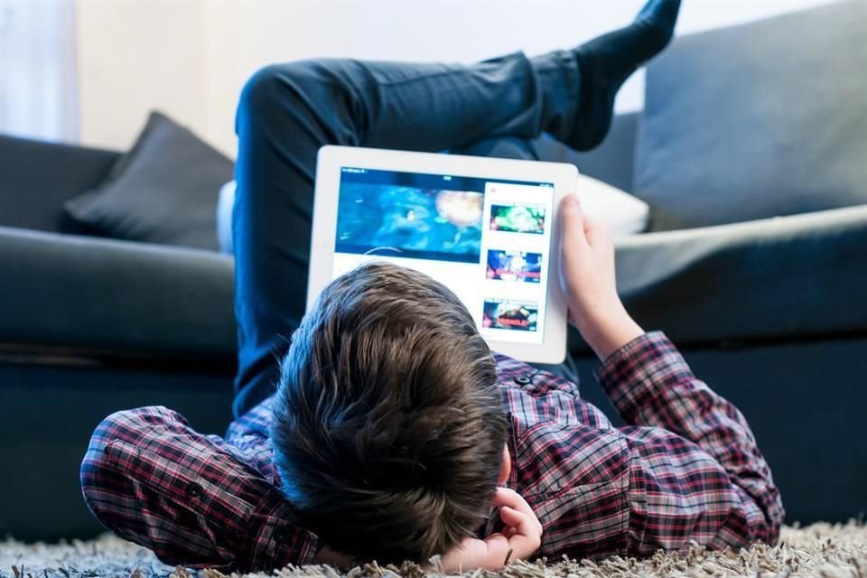 Con las redes sociales y los dispositivos electrónicos, dice el especialista Jesús Amaya, los materiales sexualizados son cada vez más de fácil acceso.