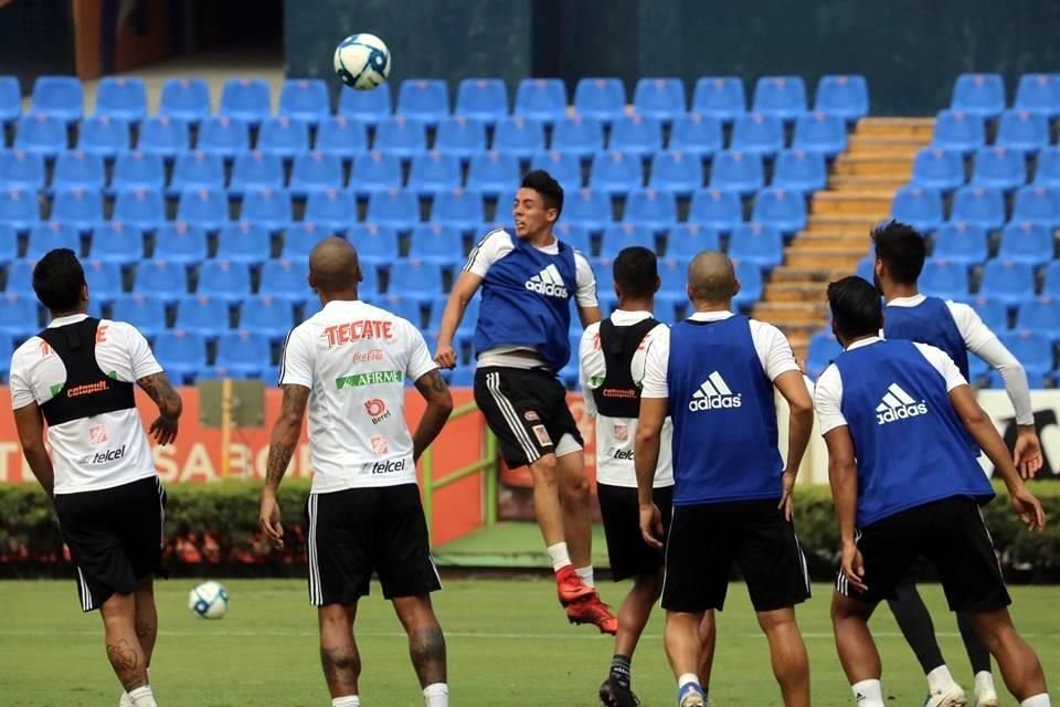 El cuadro universitario entrenó a puerta cerrada en el Estadio Universitario.