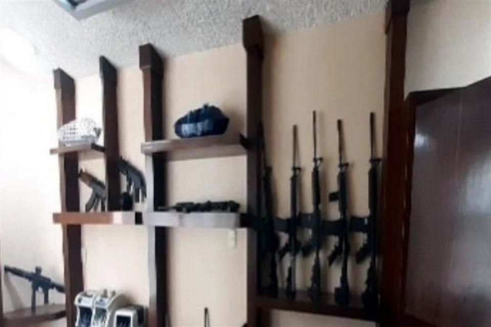 Incautaron 22 armas largas y seis cortas, 70 cargadores y 2 mil 662 cartuchos de diversos calibres, además de 8 granadas, 41 receptores para lanza granadas y dos lanza granadas.