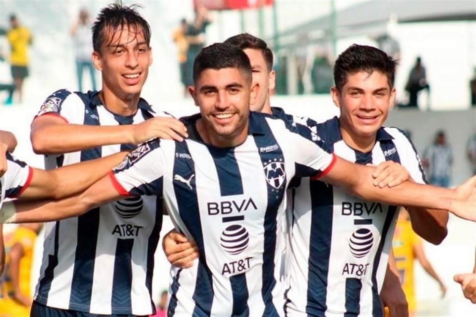 Juan Machado (centro) aportó a la goleada con un doblete.