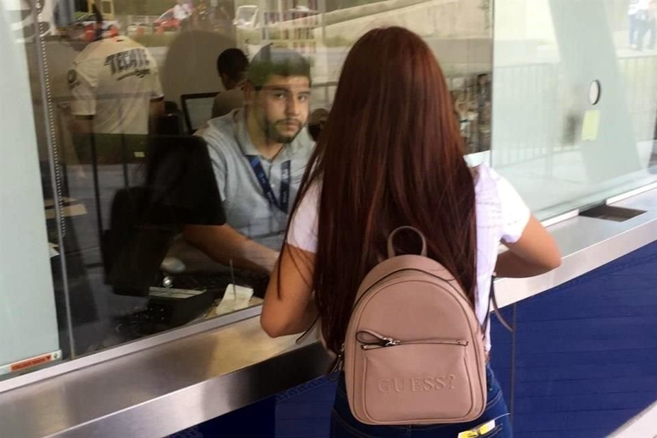Pocos aficionados han pasado a las taquillas del inmueble para adquirir sus entradas.