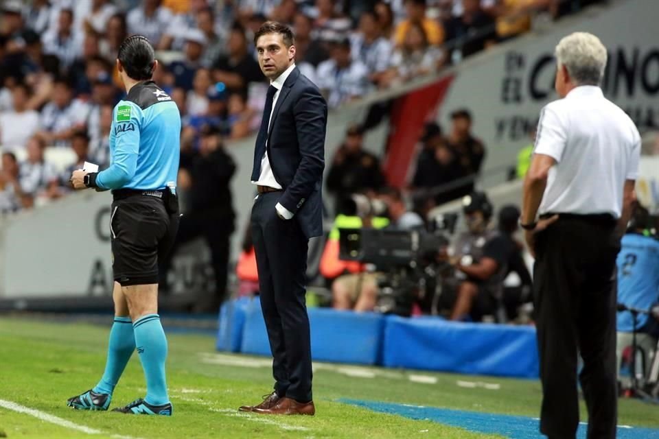 El estratega albiazul ha perdido crédito con su equipo y la afición se ha manifestado en su contra.