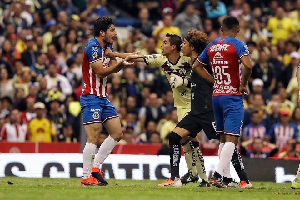 Su pobre actuación de esta noche en el Clásico Nacional, dejó en evidencia que las precipitaciones en la cancha y en la oficina se pagan y muy caro.
