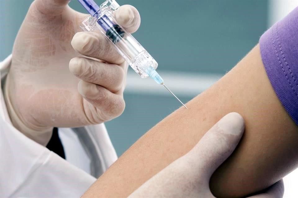 Es necesario completar los esquemas de vacunación, aplicar las dosis necesarias de cada vacuna y los refuerzos, a fin de estar completamente protegidos contra las enfermedades, señalan expertos. 