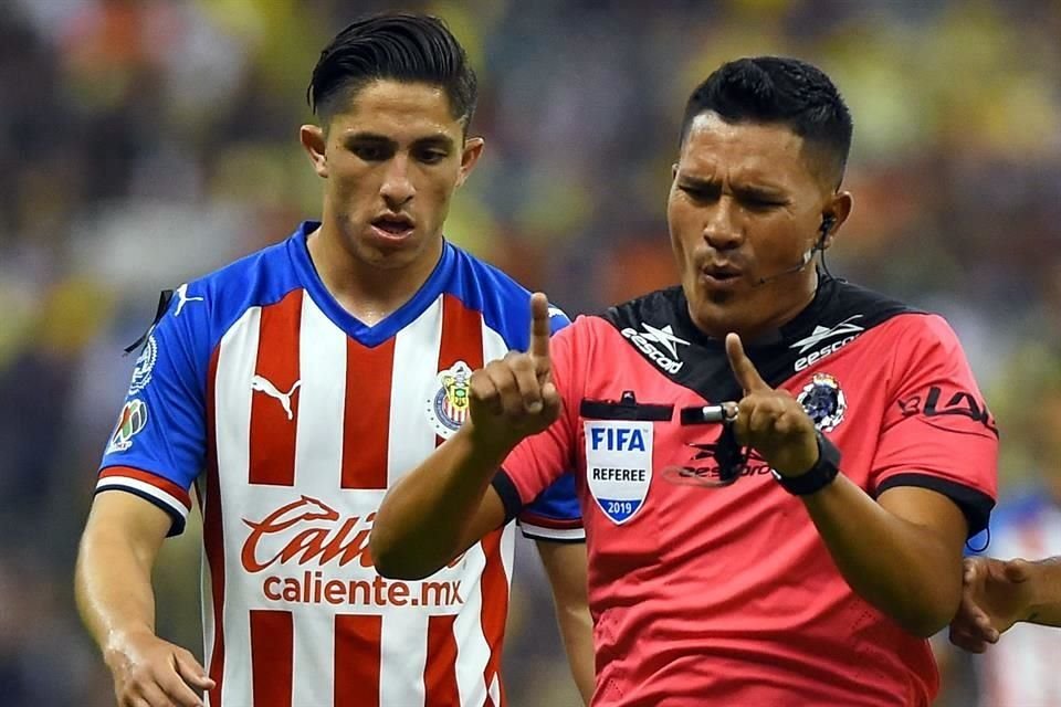 Alan Cervantes recibió la roja en el Clásico, tras reclamarle al árbitro Fernando Guerrero.