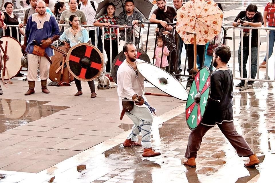 Los vikingos regios convivieron con las familias y mostraron su formación guerrera.