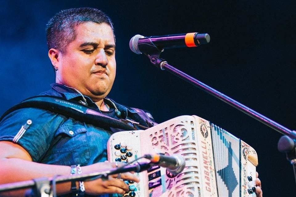 Jair Alcalá, del grupo El Plan, participa con su acordeón en siete temas del nuevo disco de Alejandro Fernández.
