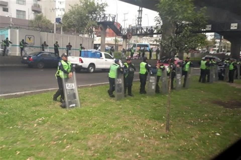 Elementos de Policía de CDMX se apostaron en camellones de Periférico, a altura de Torre Pedregal, ante eventual protesta de PFs rebeldes.