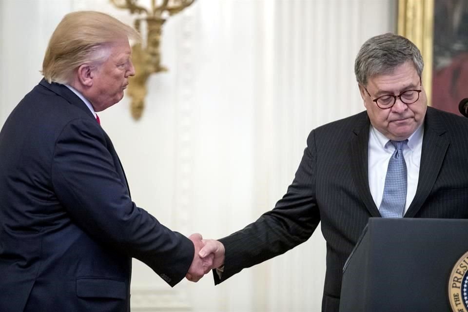 Donald Trump y el Fiscal General William Barr.