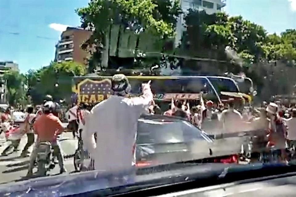 El Boca Juniors busca minimizar los riesgos a sus futbolistas en un autobús blindado.