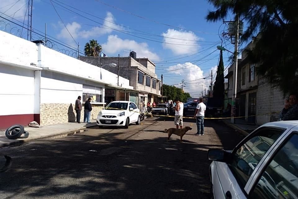 Según versiones de testigos, iba a bordo de un automóvil compacto y un individuo le disparó en varias ocasiones durante un supuesto asalto.