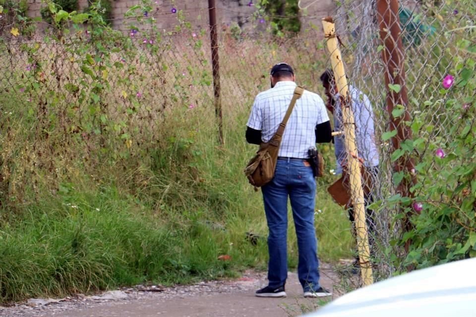 La víctima estaba amarrada de los pies y en el cuello presentaba un alambre que al parecer usaron para asfixiarla.