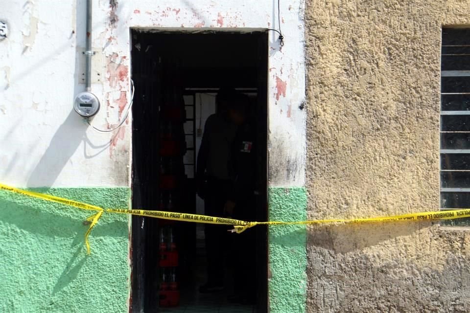 Vivía sólo en un cuarto de una casa de fachada blanca y verde, con protecciones y puerta negra, aunque un pariente suyo que habita en un cuarto construído al fondo, y en la segunda planta de la casa.