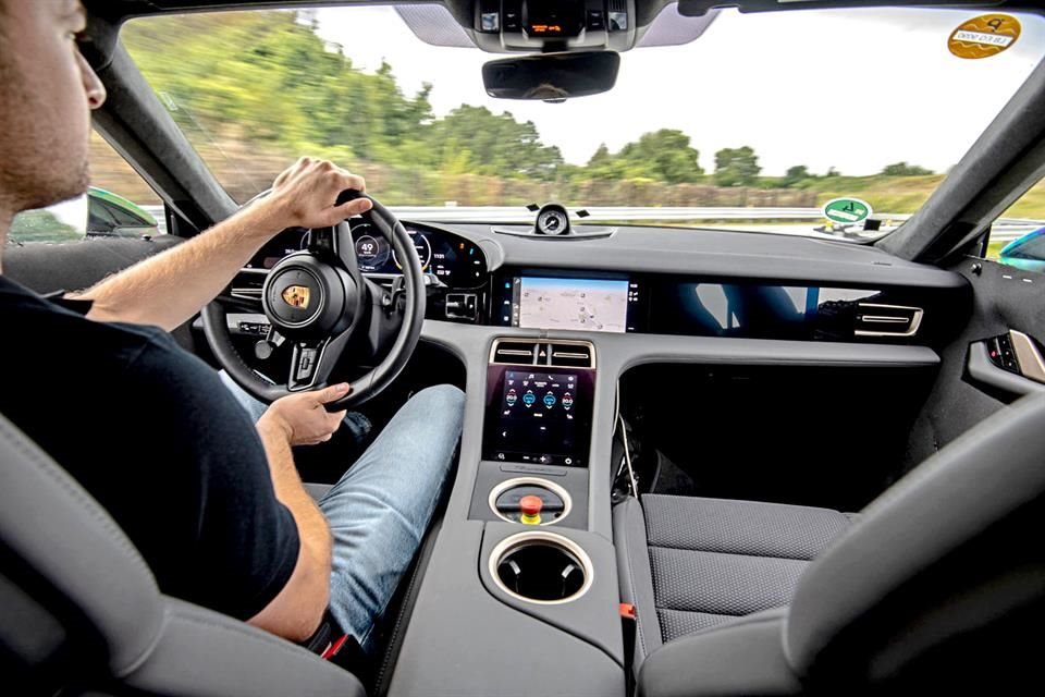 El eléctrico de Porsche optó por un sistema de conectividad que se controla desde el interior del auto en cuatro pantallas.