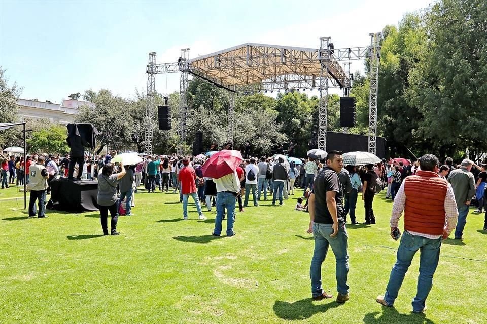 Las personas se concentraron para escuchar el concierto de Óscar Chávez.