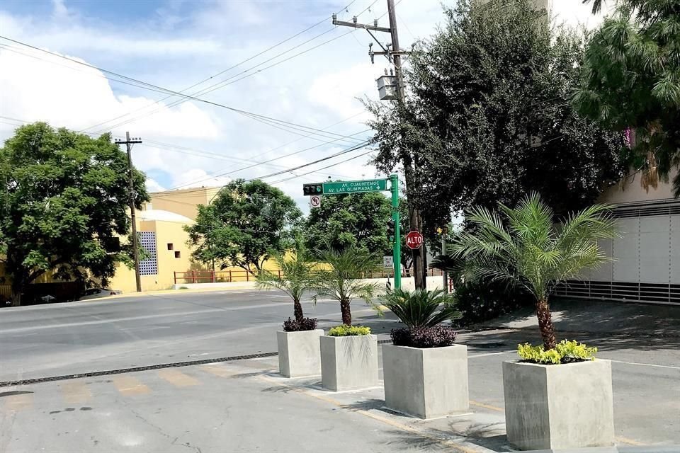 Las macetas fueron colocadas en la entrada del Fraccionamiento Olímpico.