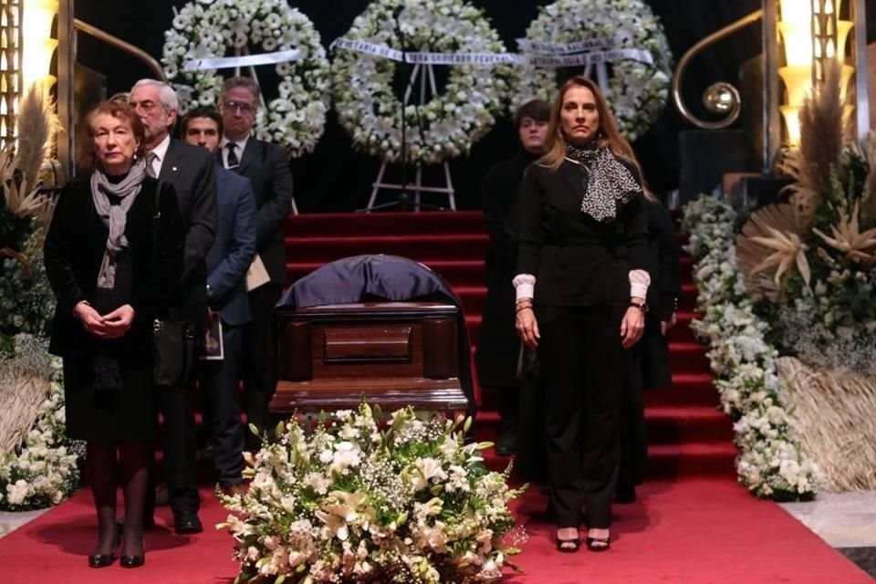 Sobre el féretro, la Secretaria de Cultura, Alejandra Frausto, colocó la bandera de México, y el Rector de la UNAM, Enrique Graue, la bandera de la Universidad Nacional.