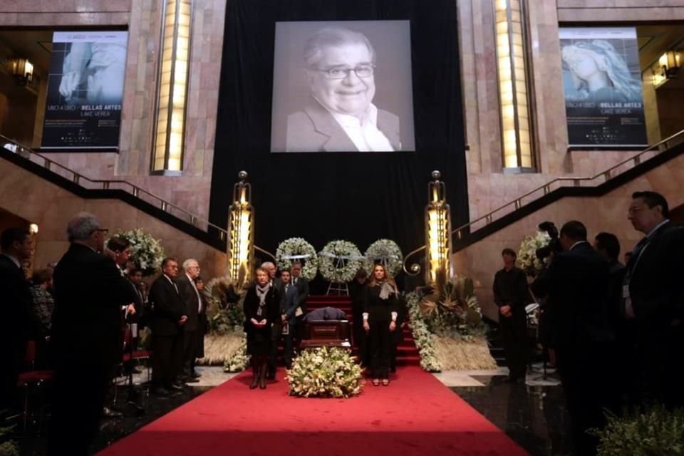 La primera guardia de honor fue montada por su viuda su hija, su yerno, Beatriz Gutiérrez Müller, Alejandra Frausto y Enrique Graue.