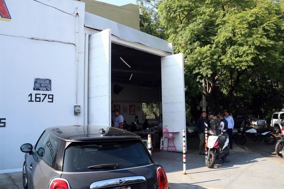 Los dos autos de lujo que fueron robados de la menudería, fueron localizados minutos más tarde.
