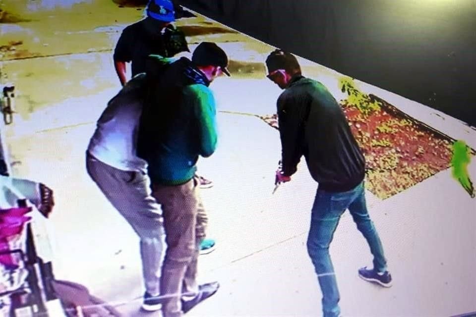 En una cámara de vigilancia se observa cómo los hombres abordaron a la víctima.