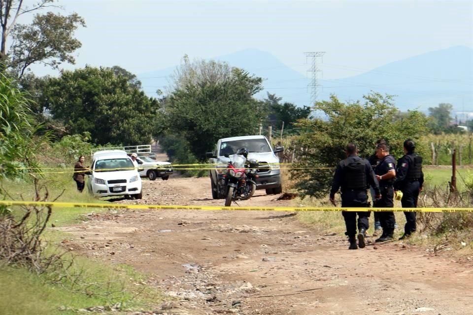 En el Antiguo Camino a las Pomas, entre Camino de Tierra y Prolongada Colón, en la Colonia Las Pomas, en el Municipio de Tlaquepaque, fue encontrado el cadáver de un hombre con la cabeza encintada.