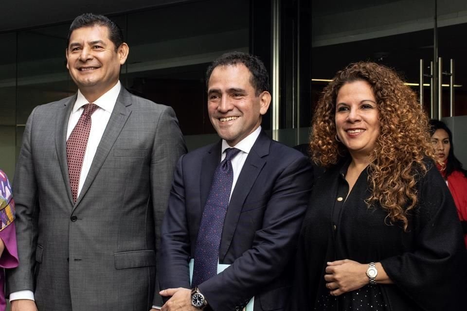 Arturo Herrera, Secretario de Hacienda (centro), con los senadores Alejandro Armenta y Rocío Adriana Abreu.