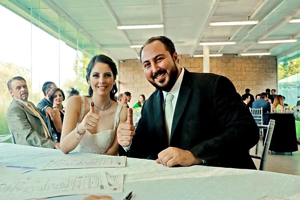 2019. Moni Quintero y Mario Manfredi después de firmar el acta en su boda civil.