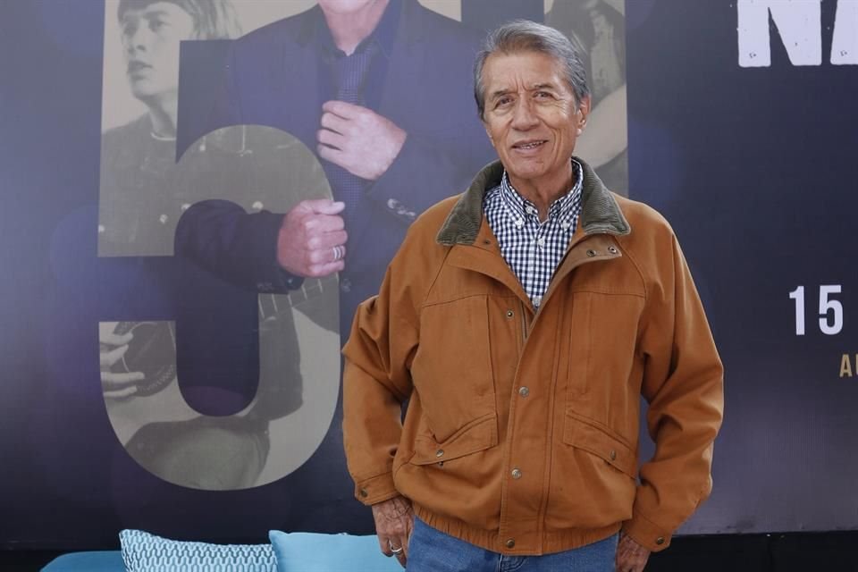 El cantautor, quien volverá en noviembre al Auditorio Nacional, calificó a su amigo José José como la voz más grandiosa de México.