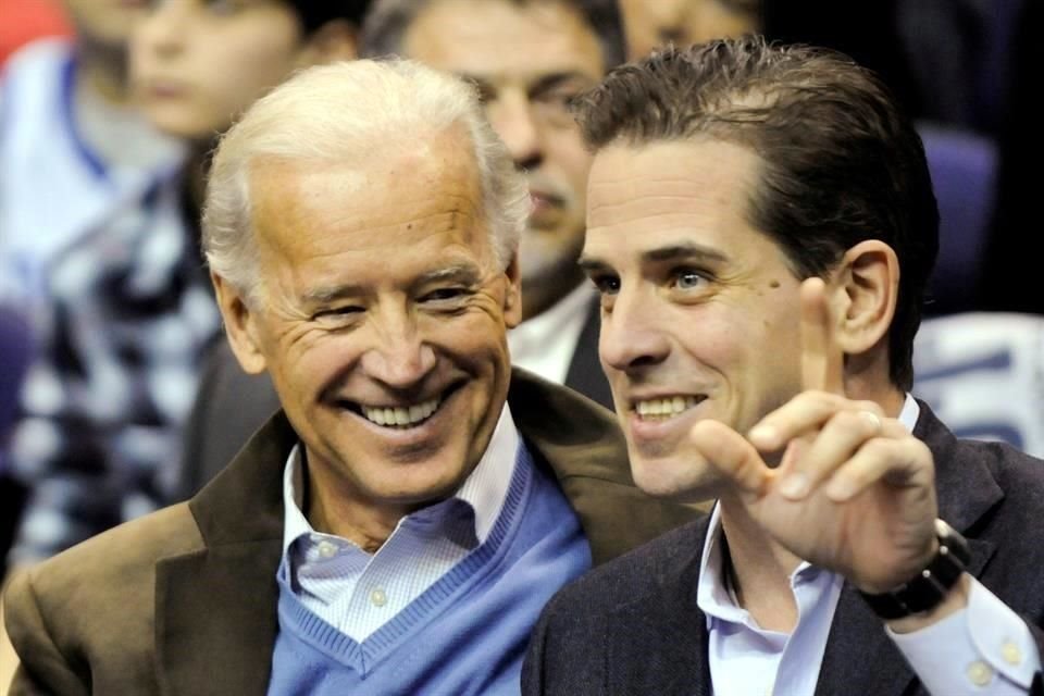 El entonces vicepresidente Joe Biden y su hijo Hunter Biden en un juego en una foto de 2010.