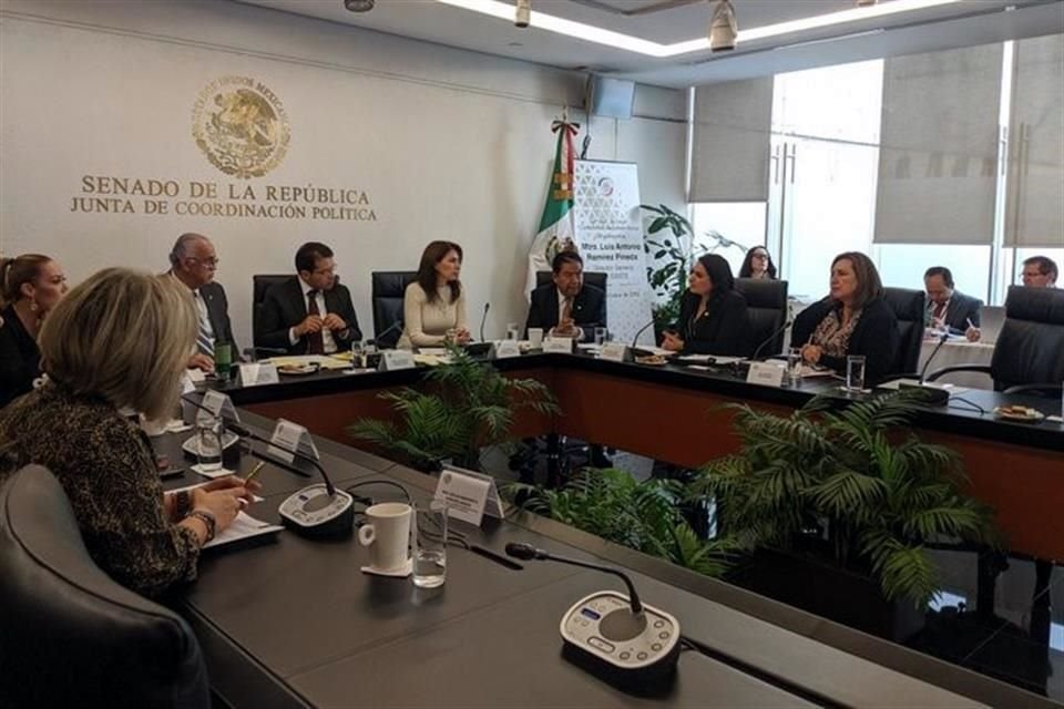 Senadores acusaron que no se atienden las altas y bajas de los créditos hipotecarios y que hay problemas con los traslados de pacientes, con las cirugías y con los pagos a proveedores.
