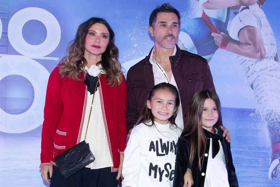 Isabella Camil, Sergio Mayer y sus niñas también disfrutaron de la función.