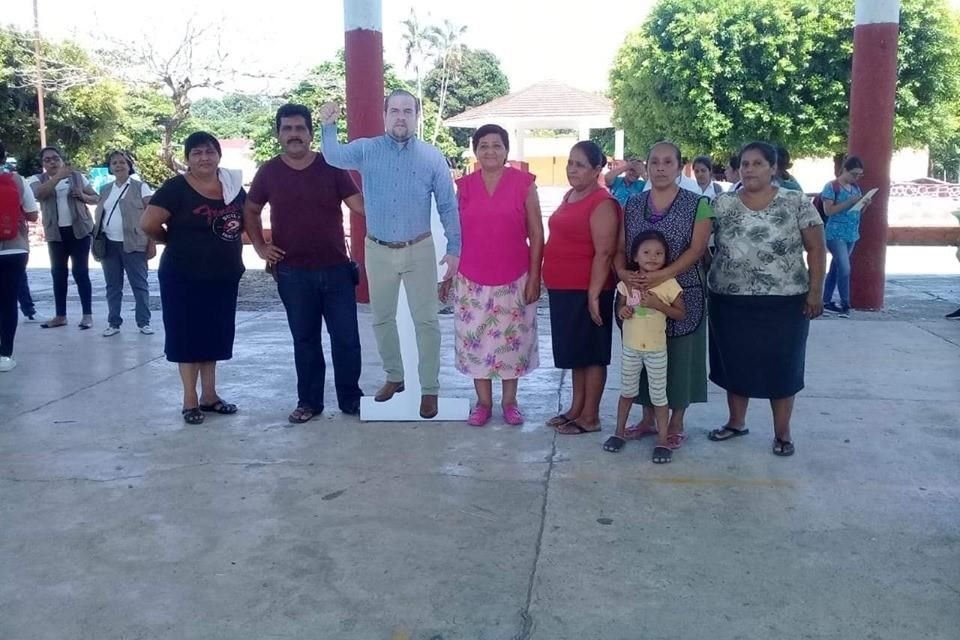 Se difundieron varias imágenes en las que se observa a personal del Ayuntamiento llevar a un evento público la foto del Edil, en la que aparece con el brazo y el puño derecho alzado.