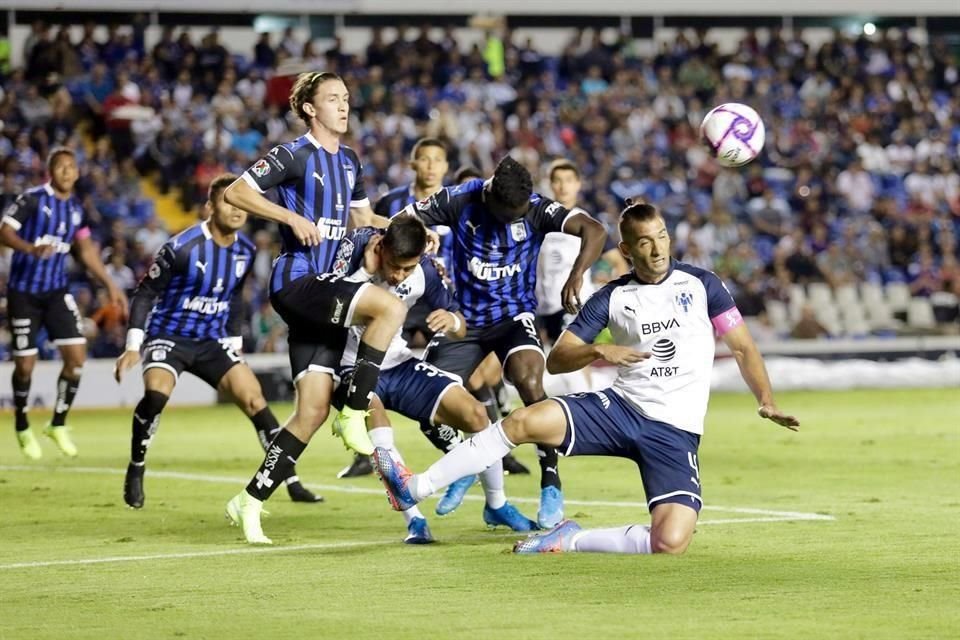 Nicolás Sánchez (der.) lamentó no haberle dado un triunfo a su afición, ayer ante Gallos.