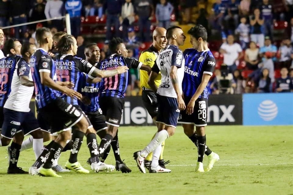 Al final del partido, Leonel Vangioni se calentó... por un reclamo que le hicieron tras patear a un jugador de Gallos.