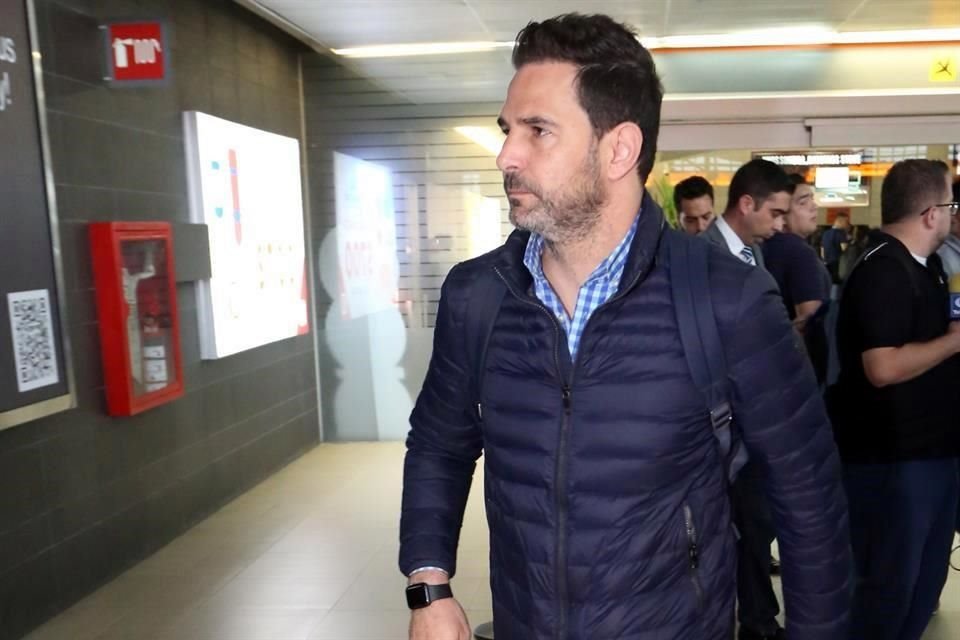 Duilio Davino y el resto del equipo llegaron este lunes tras la derrota en Querétaro.