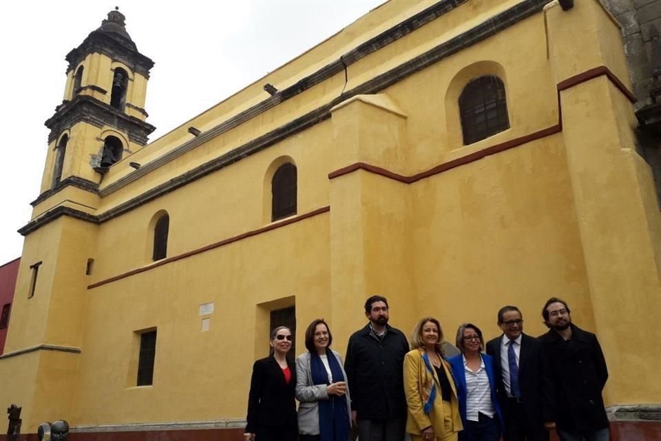 La Rectora Carmen Beatriz López Portillo y su equipo de trabajo frente al ex templo del Claustro de Sor Juana, cuya fachada antes era blanca.