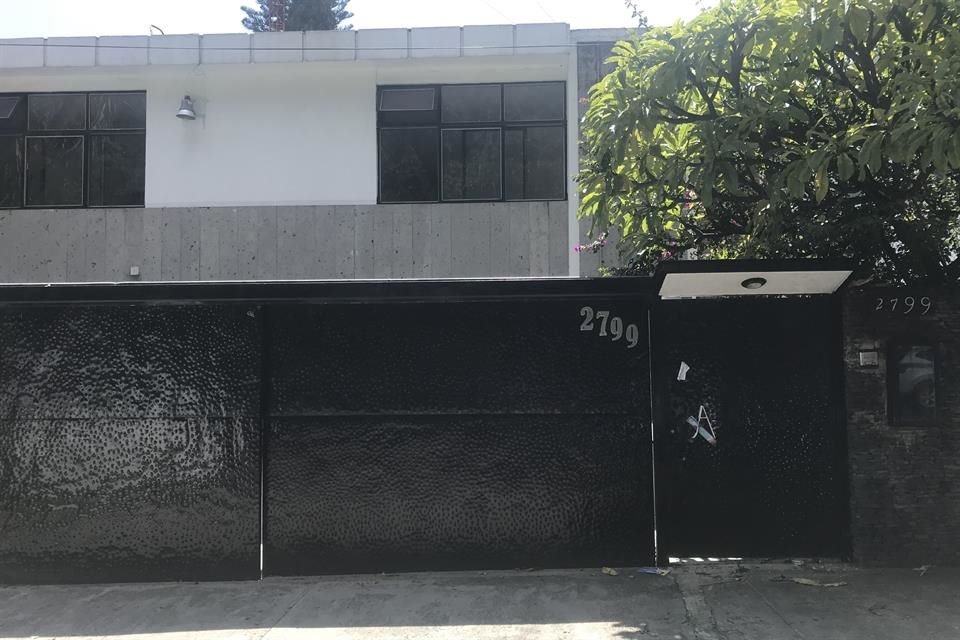 Operadora Triangular Mayorista, una de las empresas implicadas, tiene su domicilio fiscal en Justo Sierra 2799, que luce abandonado.