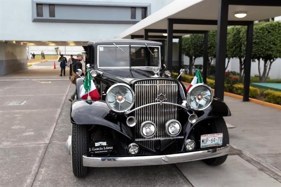 La carroza que trasladó las cenizas de José José a Bellas Artes esperó desde temprana hora en el hangar presidencial del AICM.