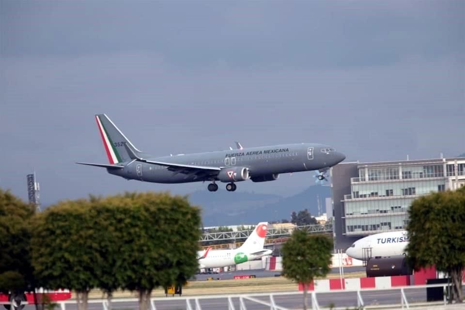 Los restos arribaron en un avión de la Fuerza Aérea Mexicana.