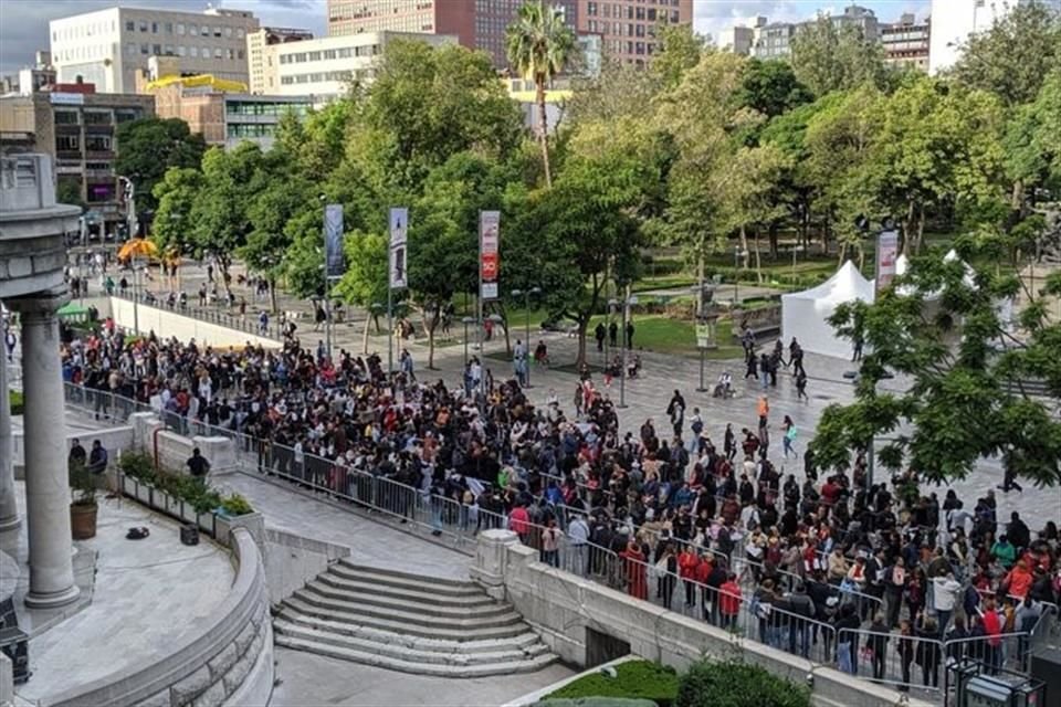 Los asistentes entonaron a coro canciones de José José mientras esperan el acceso al recinto.