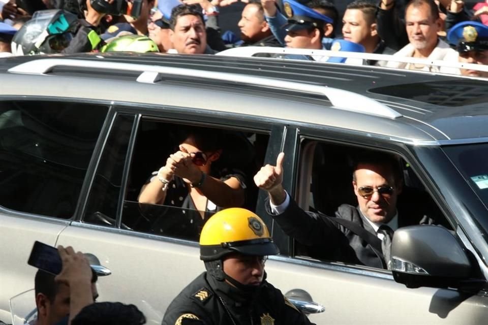 Los hijos de José José agradecieron a todos los fans en su llegada a Bellas Artes.