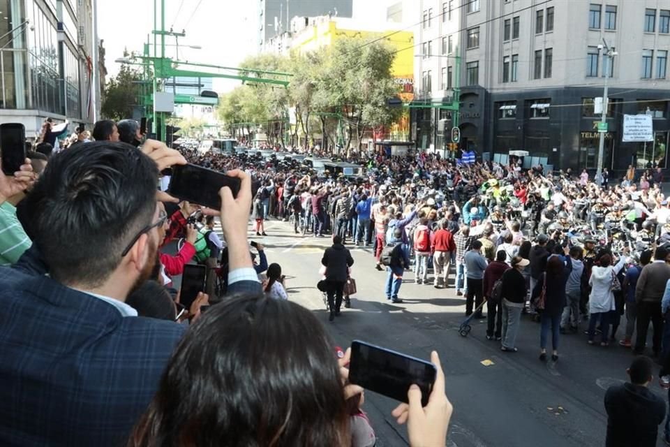 Fanáticos se arremolinaron para saludar a los hijos del famoso y recibir los restos.